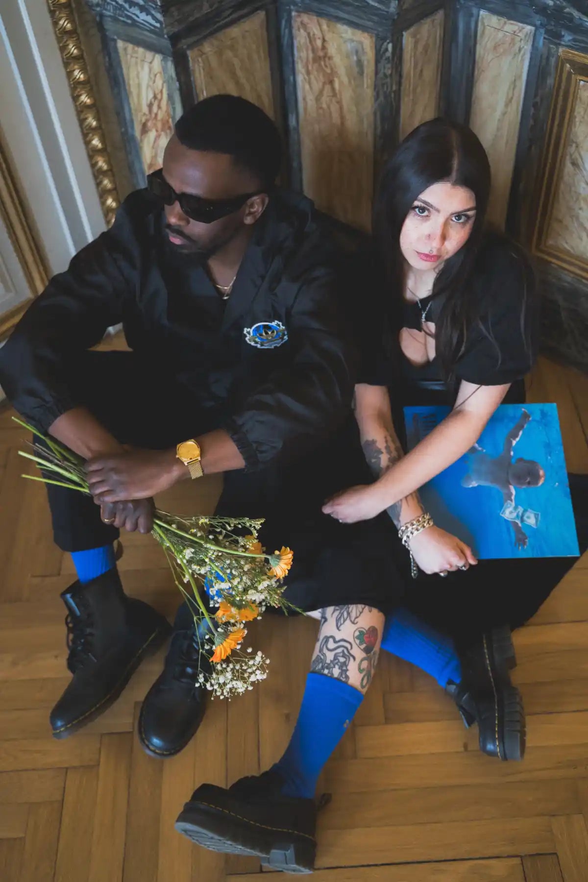 Homme et femme portant des chaussettes Topiq All Day bleues dans un look fashion