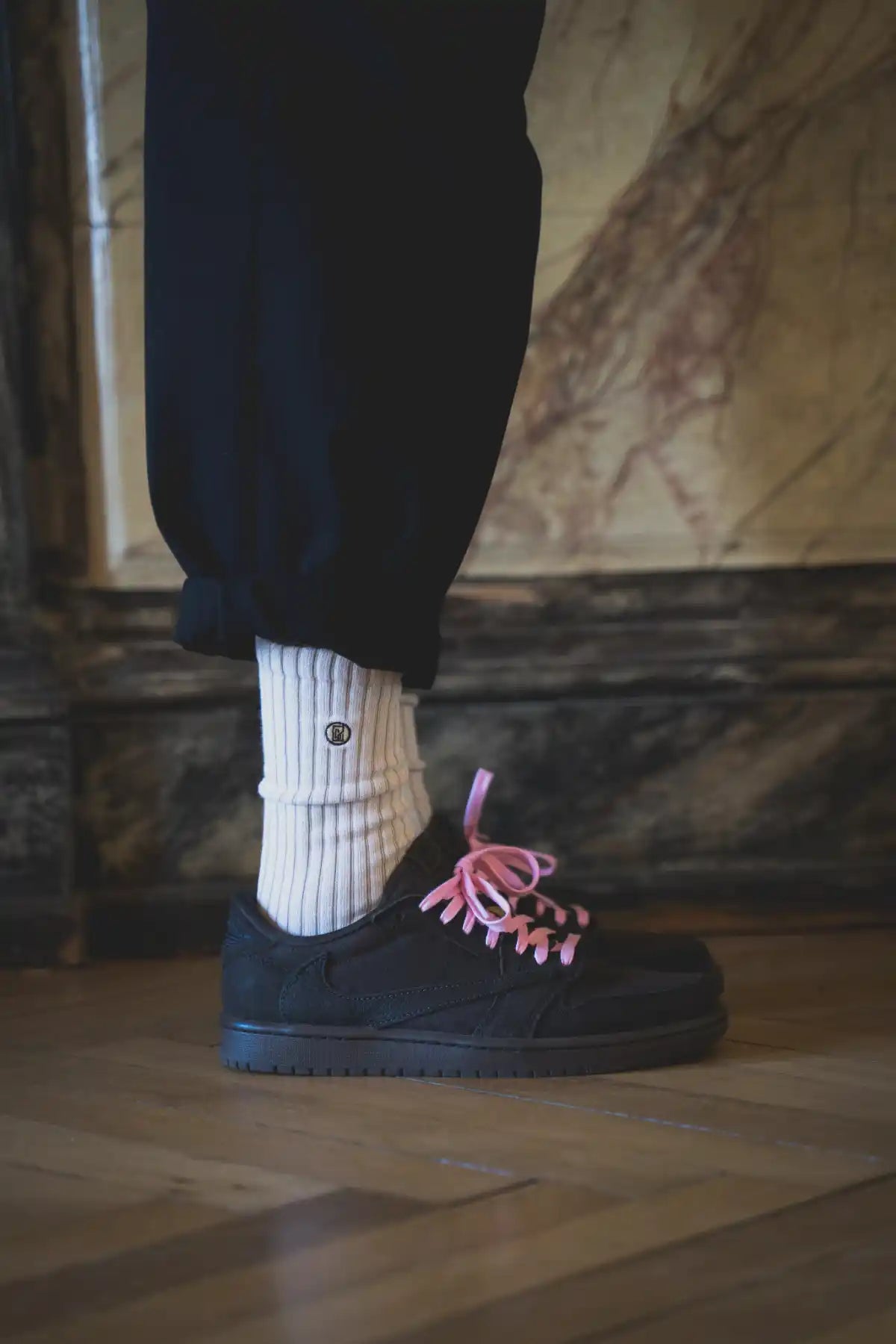 Chaussettes Topiq All Day beiges portées avec chaussures Nike noires stylées