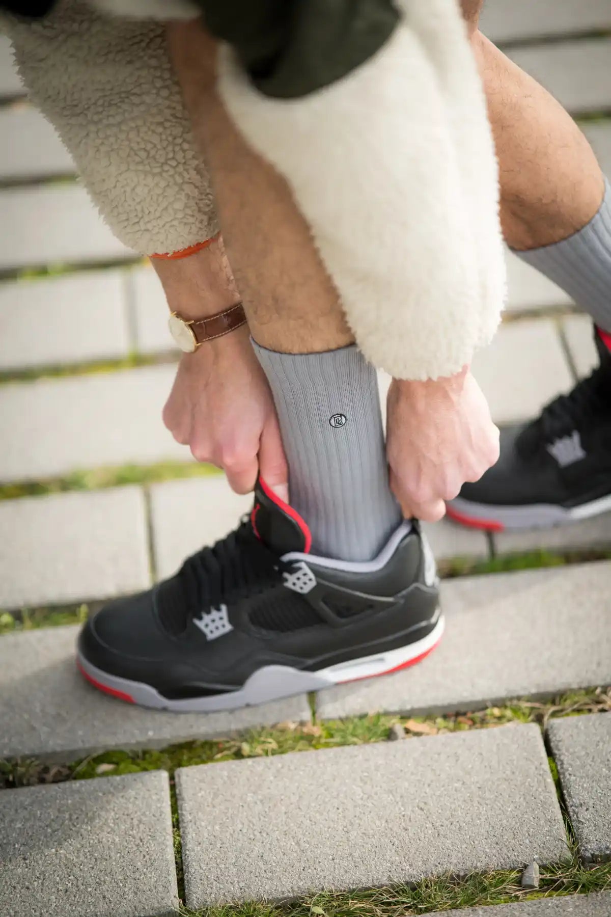 Chaussettes Topiq All Day grises portées avec chaussures Jordan noires