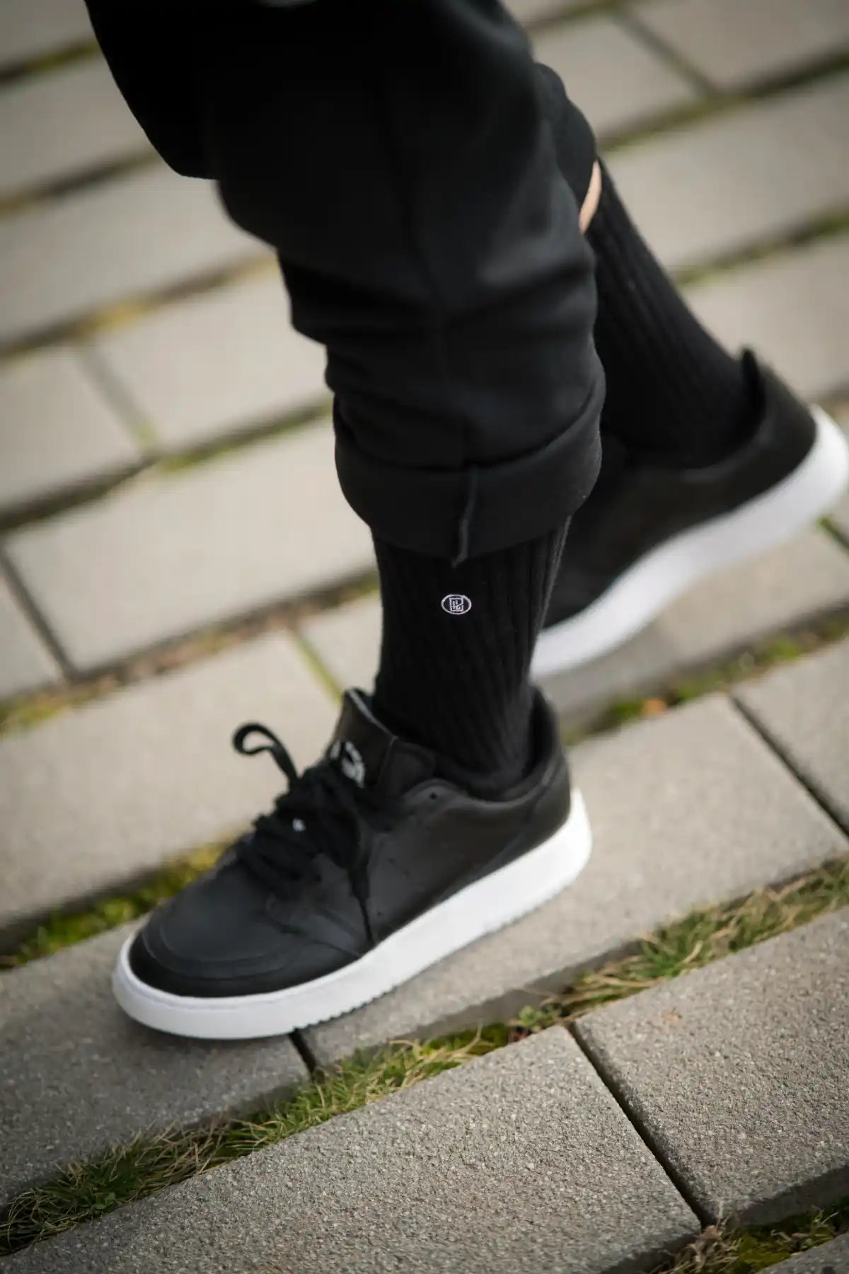 Chaussettes Topiq All Day noires portées avec baskets Adidas All Court noires