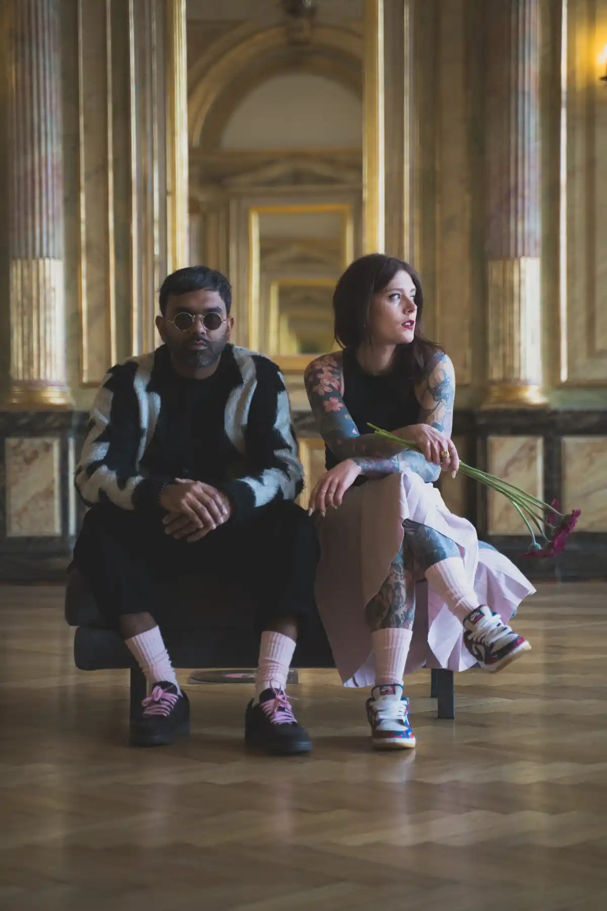 Homme et femme portant des chaussettes Topiq All Day roses dans un look fashion