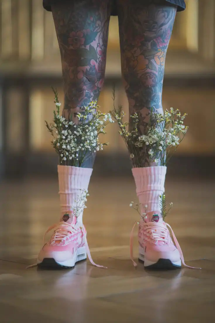 Chaussettes Topiq All Day Rose avec Nike Air Rose. Photo mode avec fleurs dans les chaussettes