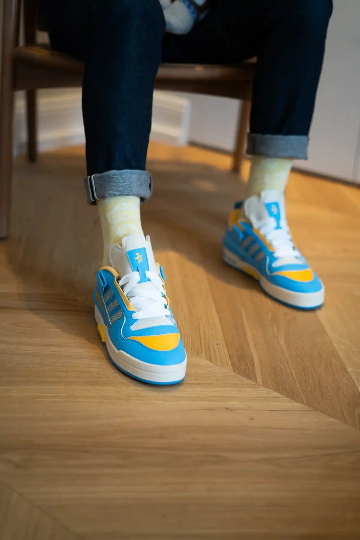 Chaussettes Topiq Belleville jaunes portées avec des chaussures adidas