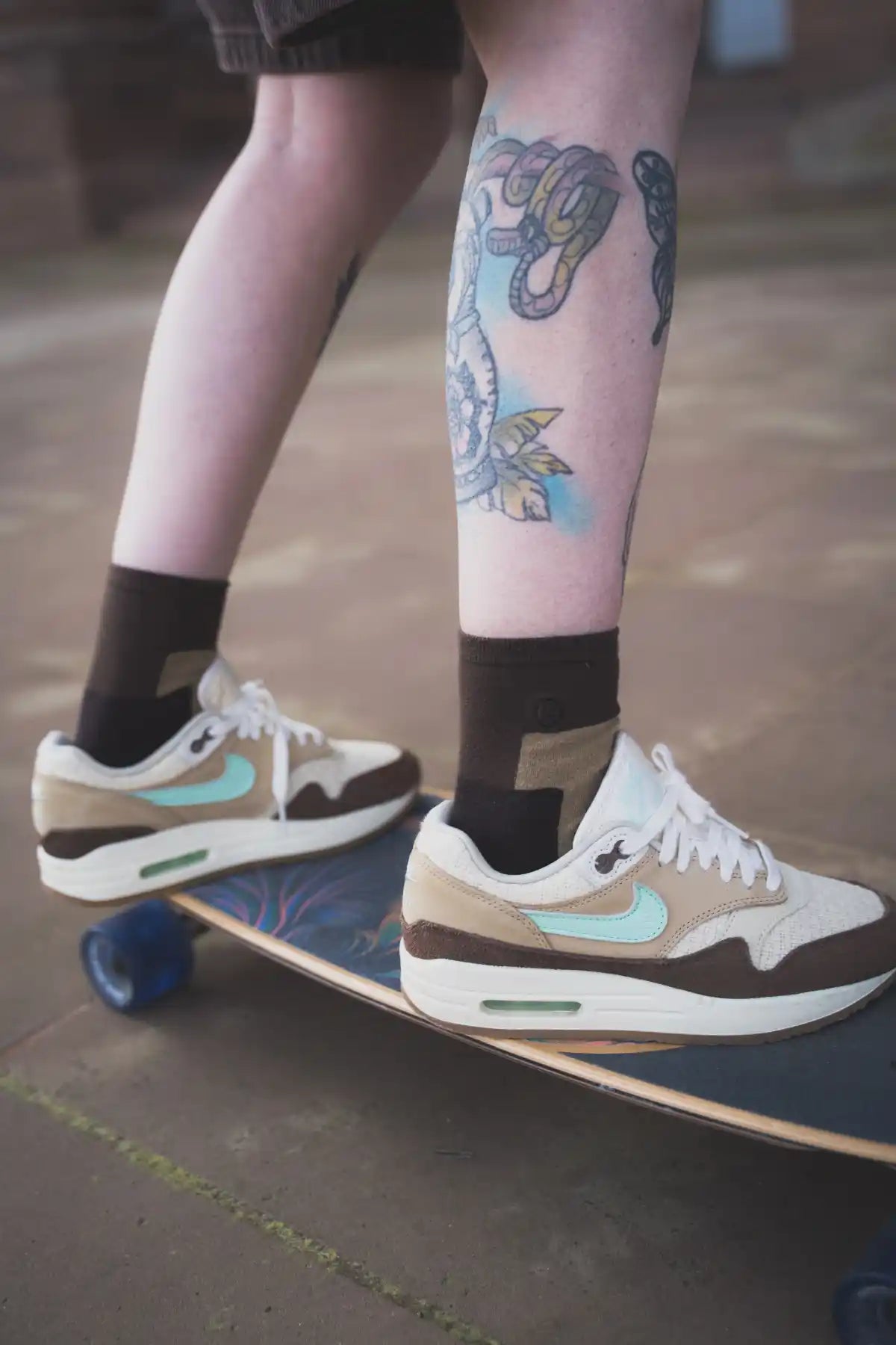 Chaussettes Topiq Bloc marron assorties à des Nike en skateboard