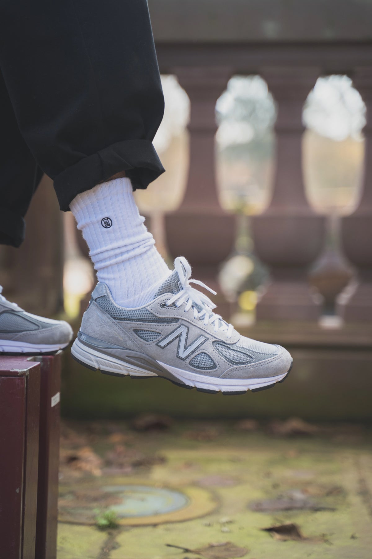 Chaussettes Topiq All Day blanches portées avec sneakers New Balance grise