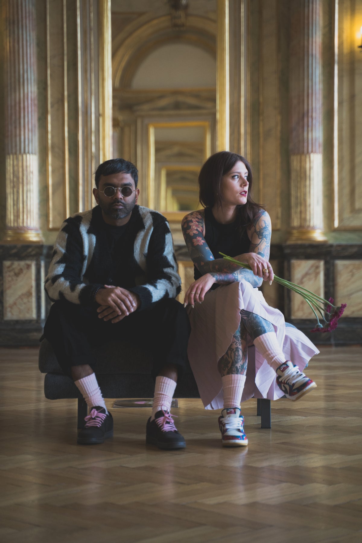 Homme et femme portant des chaussettes Topiq All Day roses dans un look fashion
