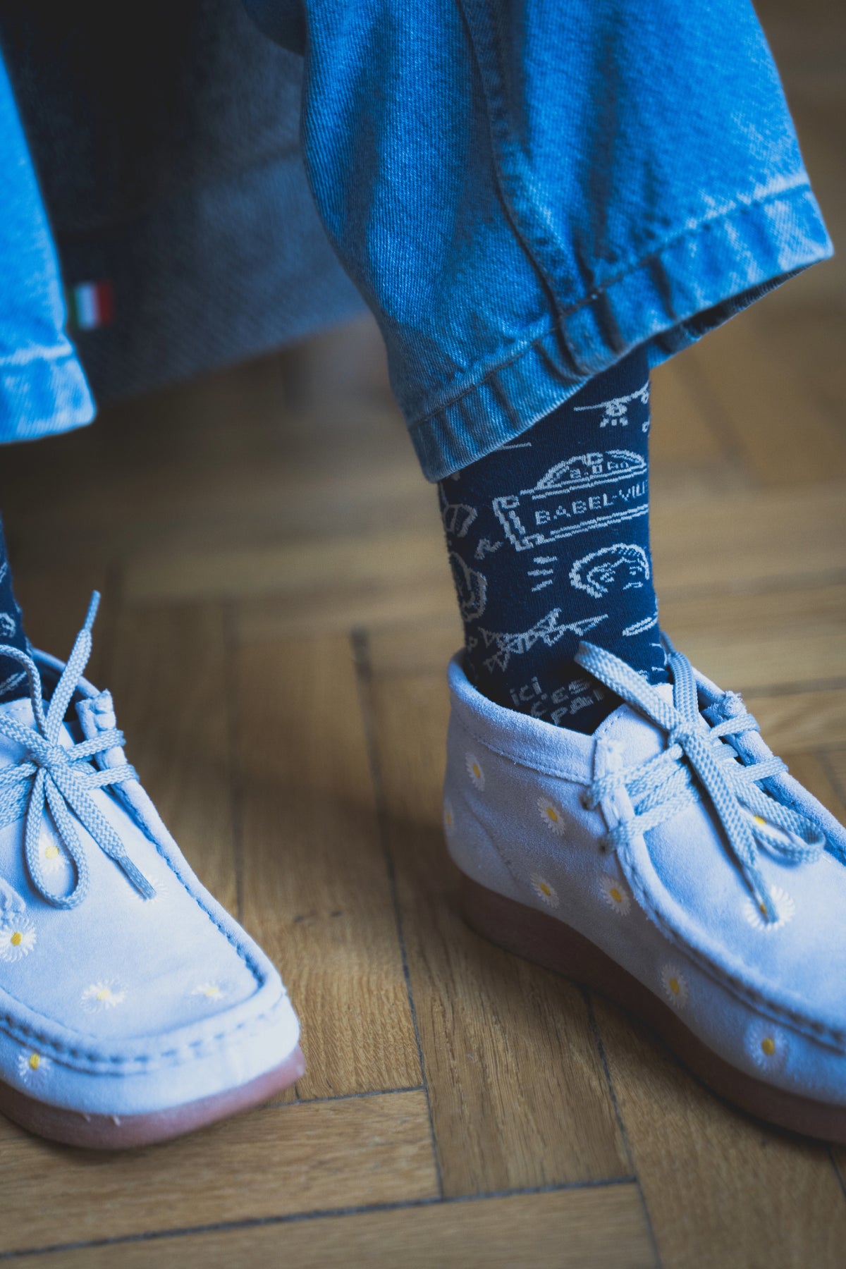 Chaussettes Topiq Belleville bleues portées avec des chaussures Clarks